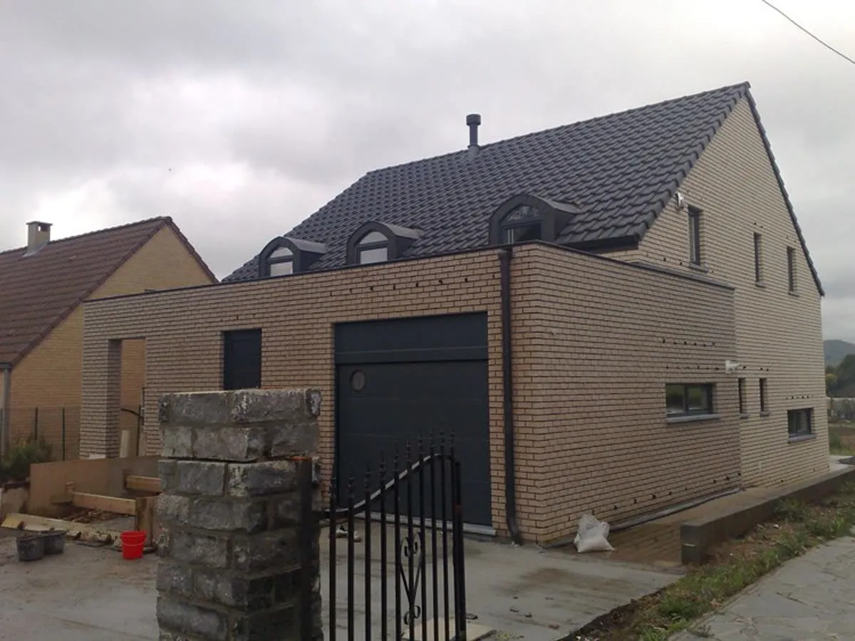 Einfamilienhaus mit Dachgauben: Gauben- und Fassadenfenster, durchgehend in Anthrazit.