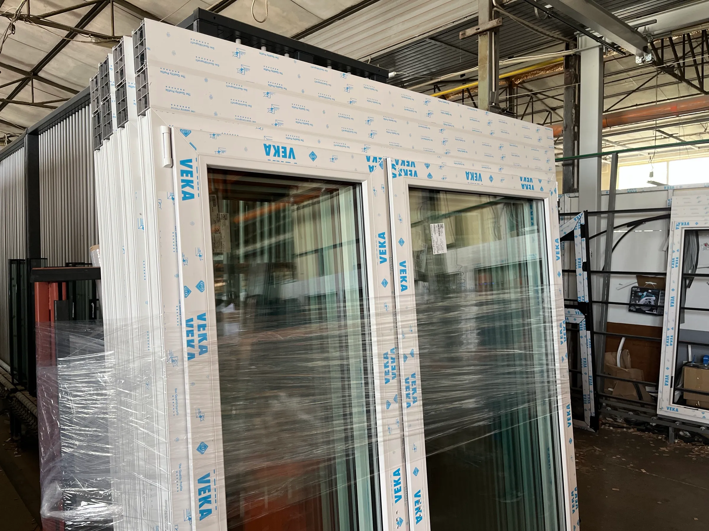 Fertige VEKA-Fenster, versandbereit verpackt in der Produktionshalle von Postęp
