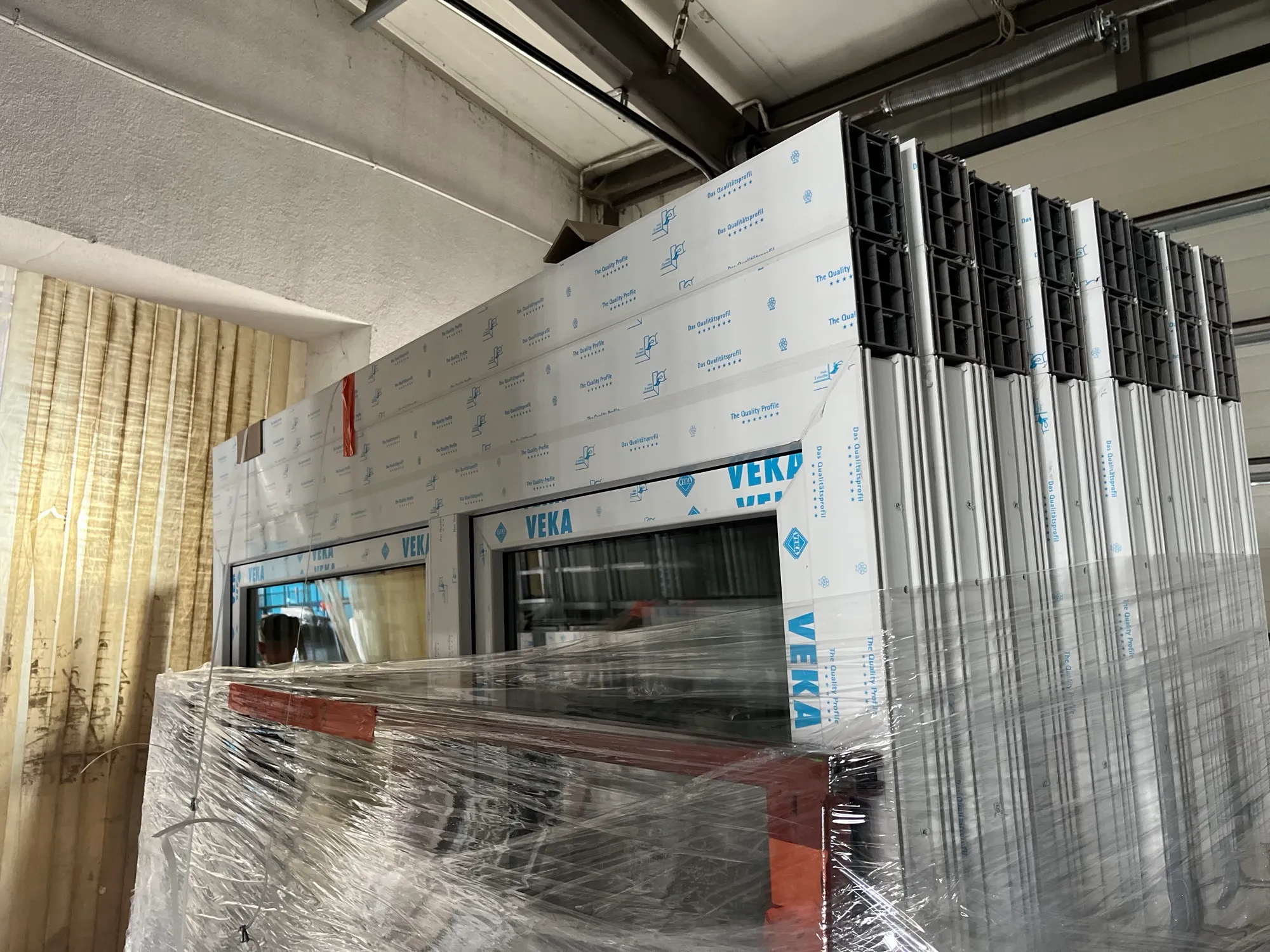 Verpackte, versandfertige Fenster und Rollladenkästen bei Postęp